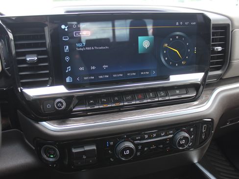 Certified 2022 Chevrolet Silverado 1500 LTZ w/ Technology Package AWD/4WD image 16