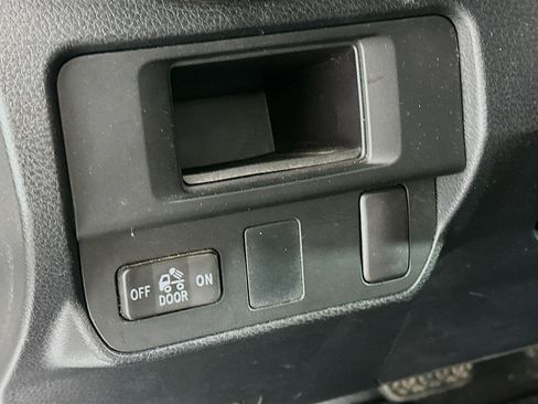 Used 2016 Toyota Tacoma SR image 16