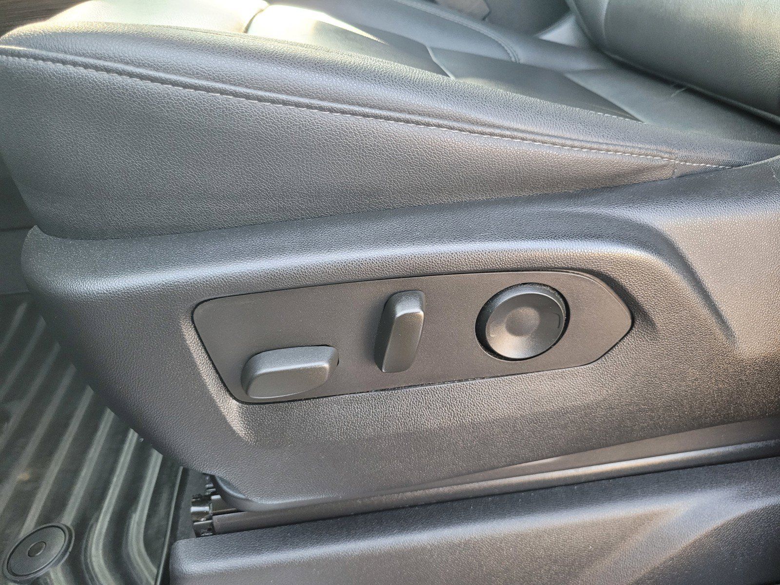 Used 2022 Chevrolet Silverado 1500 LT w/ Leather Package AWD/4WD image 16