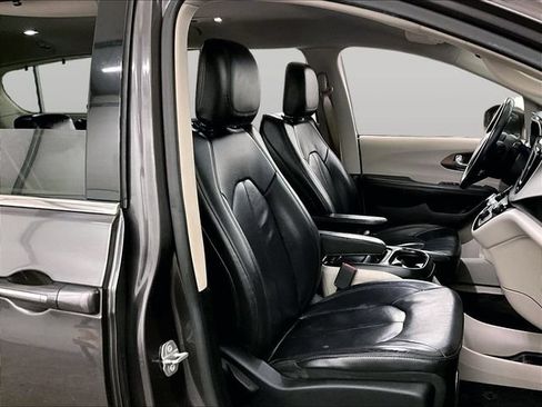 Used 2018 Chrysler Pacifica Touring-L FWD image 8