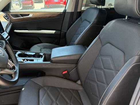 Used 2025 Volkswagen Atlas SE FWD image 6
