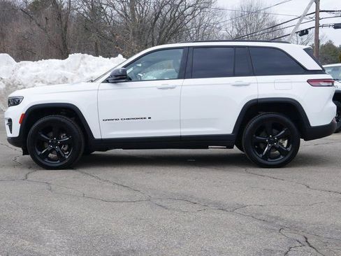 Used 2023 Jeep Grand Cherokee Altitude image 3