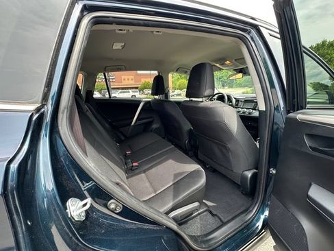 Used 2018 Toyota RAV4 LE FWD image 17