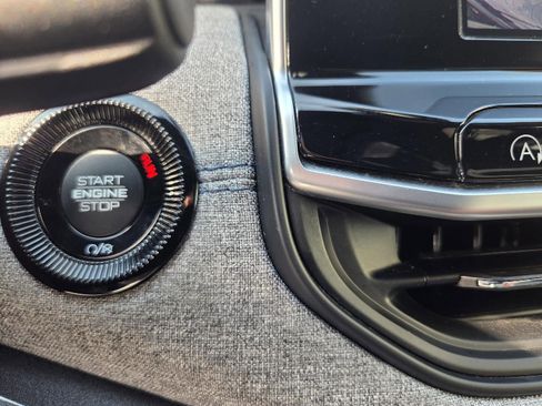 Used 2025 Jeep Compass Latitude image 44