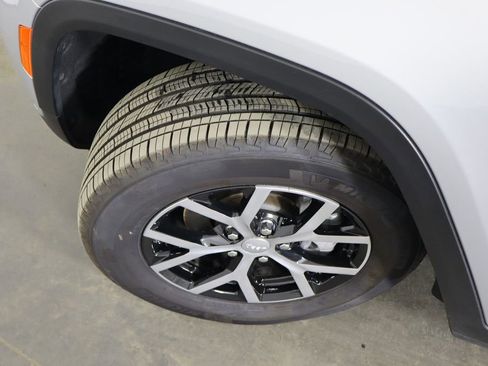 Used 2024 Jeep Grand Cherokee Limited w/ Luxury Tech Group II RWD image 47