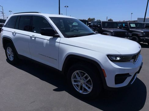 Used 2025 Jeep Grand Cherokee Laredo X RWD image 7