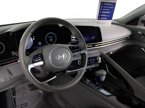 Used 2025 Hyundai Elantra SEL image 17