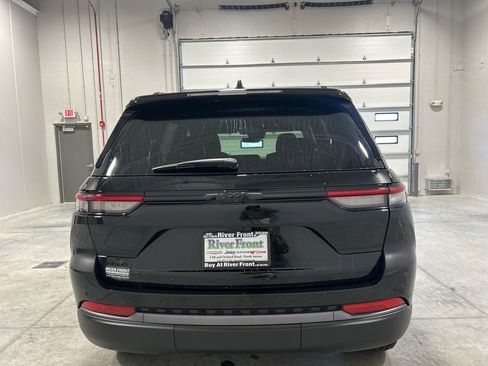 New 2026 Jeep Grand Cherokee Altitude image 7