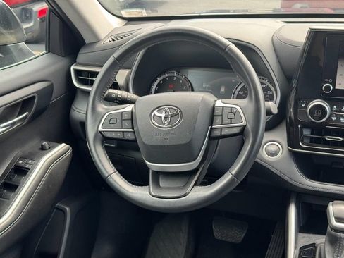 Used 2025 Toyota Highlander XLE AWD/4WD image 19