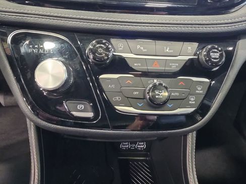 Used 2025 Chrysler Pacifica Limited FWD image 24