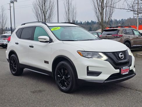 Used 2017 Nissan Rogue SV image 3