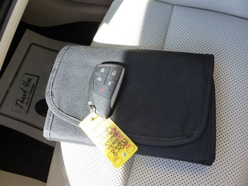 Used 2021 Buick Envision Essence FWD image 35