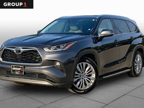 Used 2022 Toyota Highlander Platinum FWD image 1