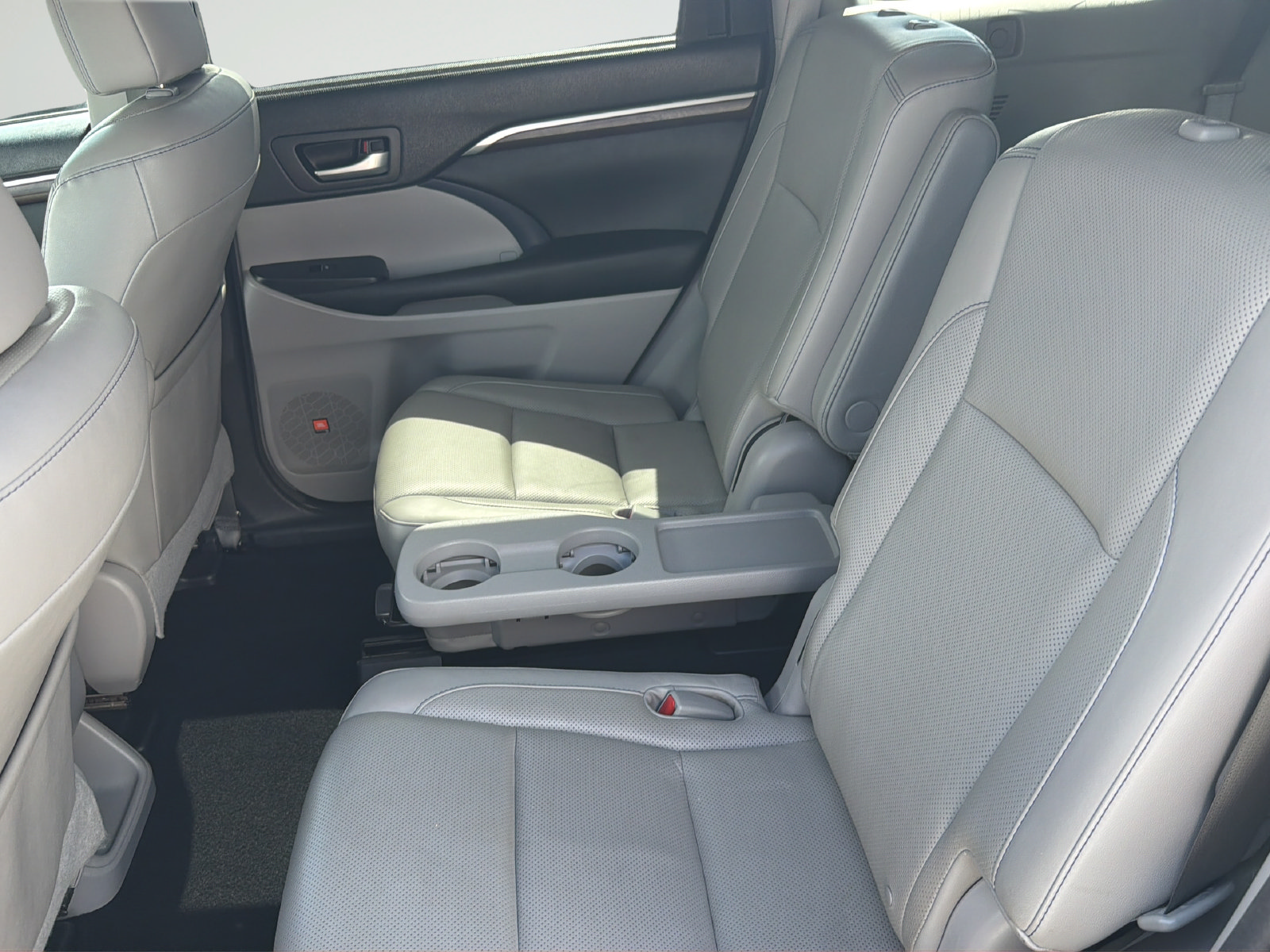 Used 2016 Toyota Highlander Limited Platinum FWD image 35