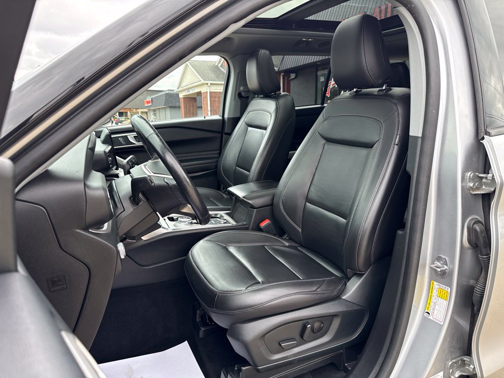 Used 2022 Ford Explorer XLT w/ Equipment Group 202A AWD/4WD image 2