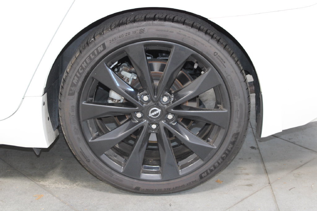 Used 2023 Nissan Maxima SR w/ Sport Mat Group FWD image 13