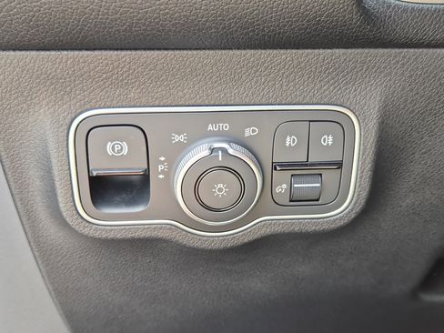 Used 2022 Mercedes-Benz GLB 250 w/ Premium Package Lite image 22