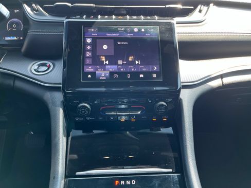 Used 2025 Jeep Grand Cherokee Altitude RWD image 10