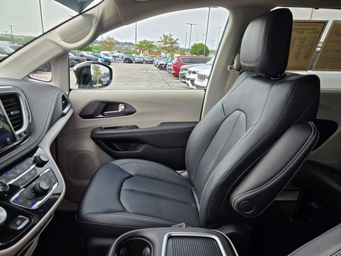 Used 2024 Chrysler Pacifica Touring-L AWD/4WD image 25