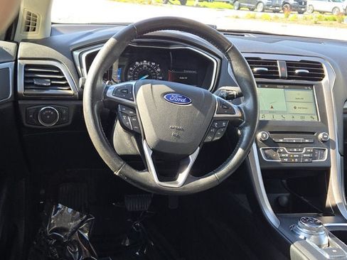 Used 2017 Ford Fusion SE w/ Fusion SE Technology Package FWD image 16