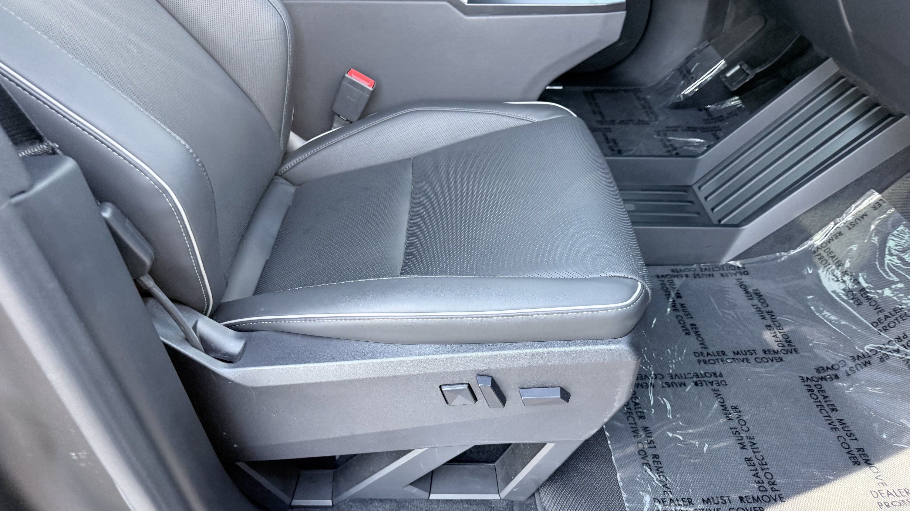 Used 2024 Tesla Cybertruck AWD Crew Cab image 40