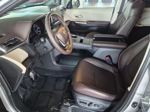 Used 2024 Toyota Sienna Platinum AWD/4WD image 17