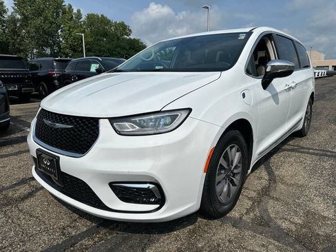Used 2023 Chrysler Pacifica Limited FWD image 1