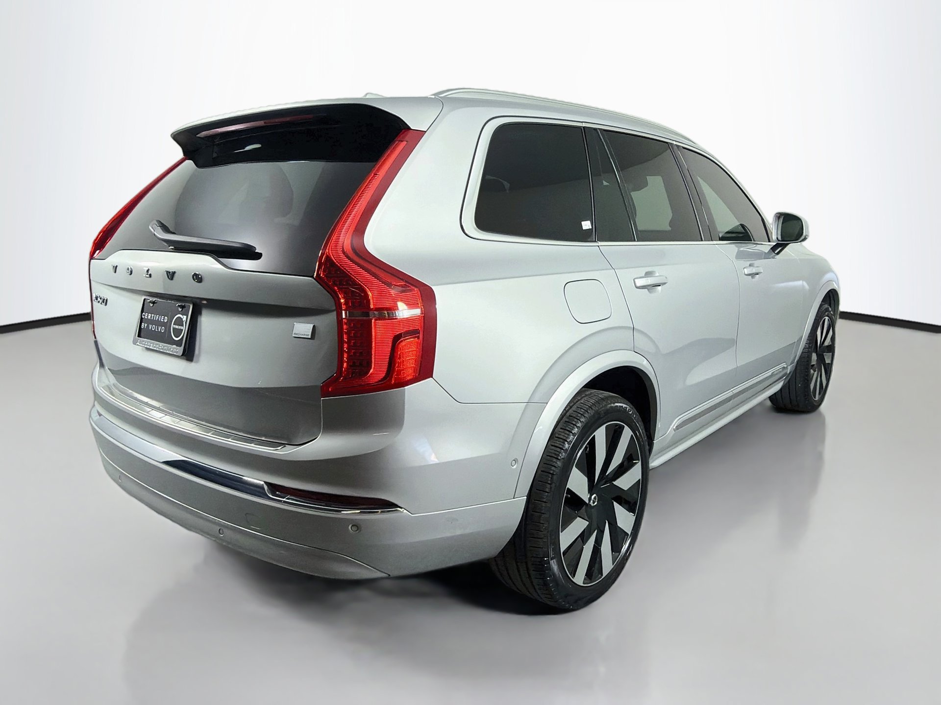 Certified 2024 Volvo XC90 T8 Plus AWD/4WD image 6