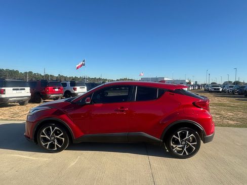 Used 2022 Toyota C-HR XLE image 5