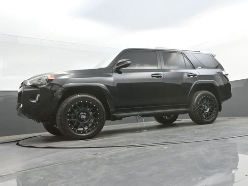 Used 2017 Toyota 4Runner SR5 AWD/4WD image 34