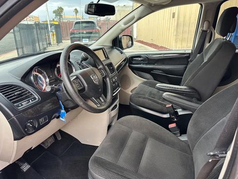 Used 2018 Dodge Grand Caravan SE w/ UConnect Hands-Free Group image 7