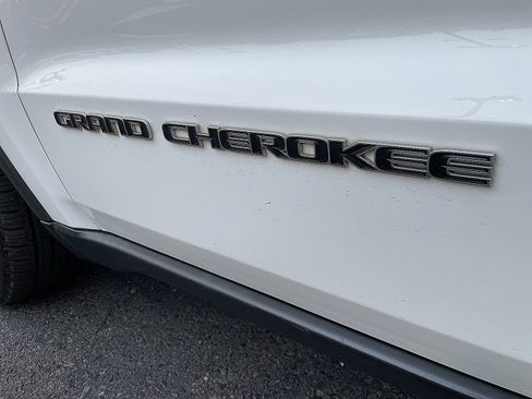 Used 2017 Jeep Grand Cherokee Limited image 17