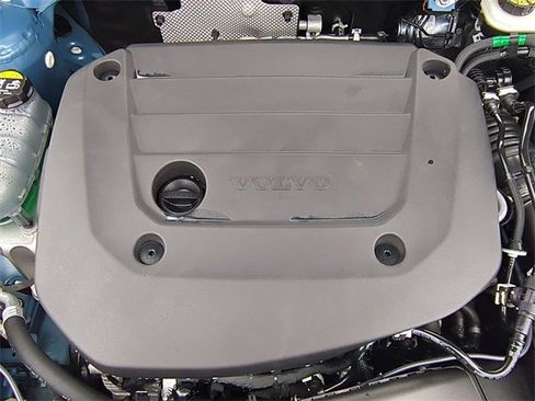 Used 2025 Volvo XC40 B5 Plus image 24