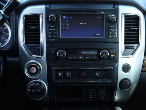 Used 2017 Nissan Titan SL image 8