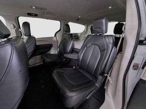 Used 2024 Chrysler Pacifica Touring-L image 24