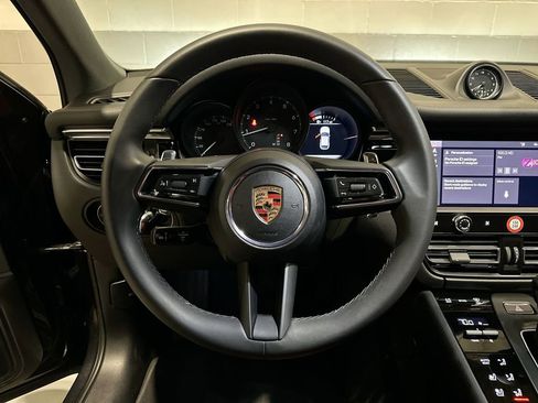 Used 2025 Porsche Macan image 18