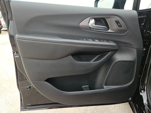 New 2026 Chrysler Pacifica Select image 11