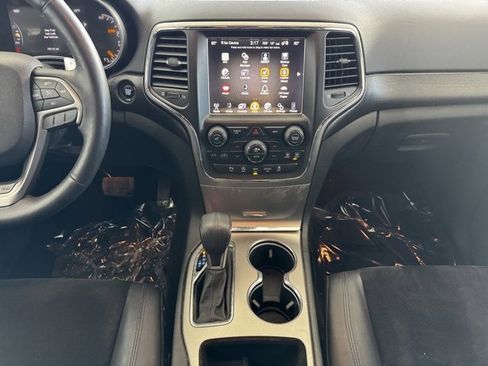 Used 2017 Jeep Grand Cherokee Altitude image 2