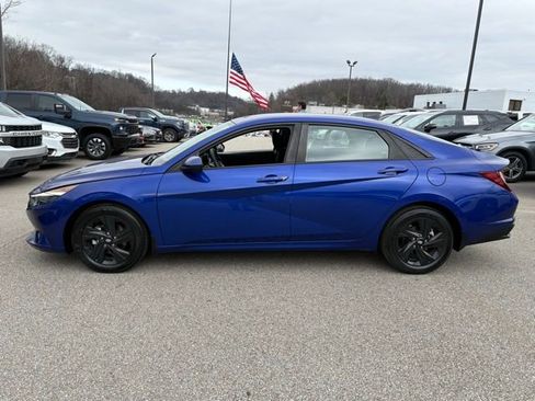 Used 2023 Hyundai Elantra SEL image 2
