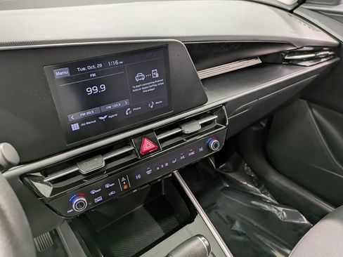 Certified 2024 Kia Niro LX image 11