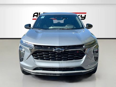 Used 2025 Chevrolet Trax RS w/ Driver Confidence Package FWD image 2