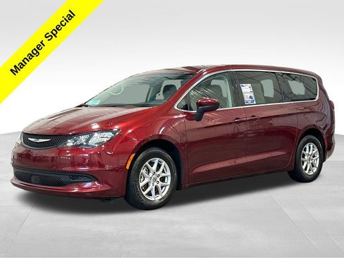 Used 2023 Chrysler Voyager LX FWD image 3