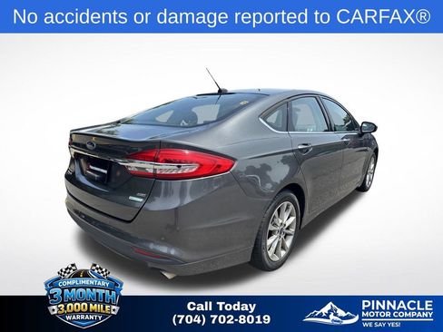 Used 2017 Ford Fusion SE w/ Fusion SE Technology Package FWD image 4