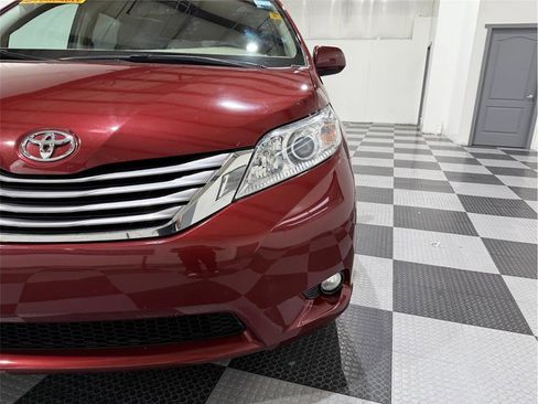 Used 2017 Toyota Sienna XLE Premium image 9