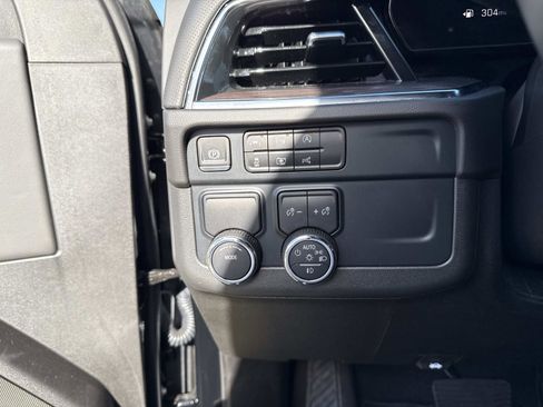 Used 2025 Chevrolet Suburban Premier image 32