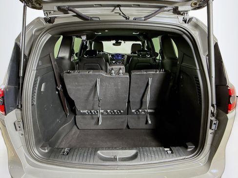 Used 2025 Chrysler Pacifica Select image 33