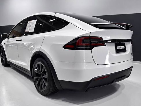 Used 2023 Tesla Model X Plaid image 3