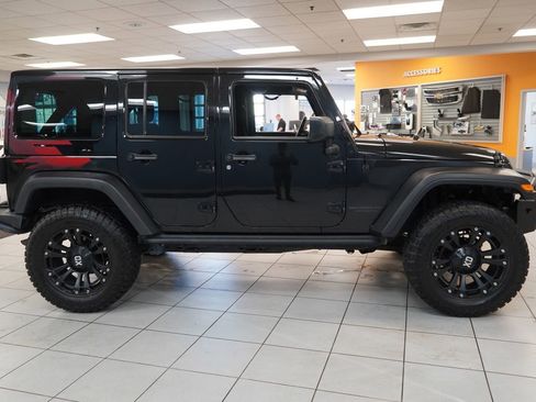 Used 2017 Jeep Wrangler Unlimited Sahara AWD/4WD image 11