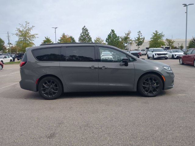 Used 2025 Chrysler Pacifica Limited FWD image 3