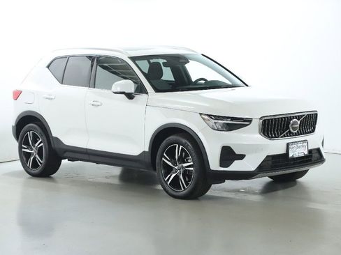 Used 2024 Volvo XC40 B5 Core image 9
